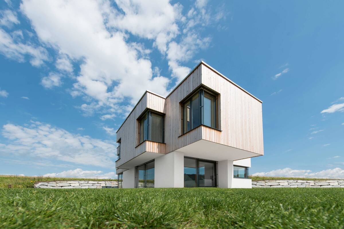 Die geradlinigen Kanten des Holz-/Metall-Fensters «HF 400» passen zu vielen Baustilen. Die Fensterrahmen sind schlank und lassen somit mehr Licht in die Wohnräume. Internorm-Fenster AG.