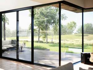 Das Hebeschiebesystem «Master Patio», das aus recycelten Materialien hergestellt wird, besticht mit klaren Linien und offenem Design. Reynaers Aluminium AG.