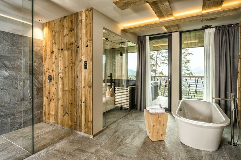 In der Treetop-Suite sorgen Sauna, Regendusche und freistehende Wanne für entspannte Ferien.