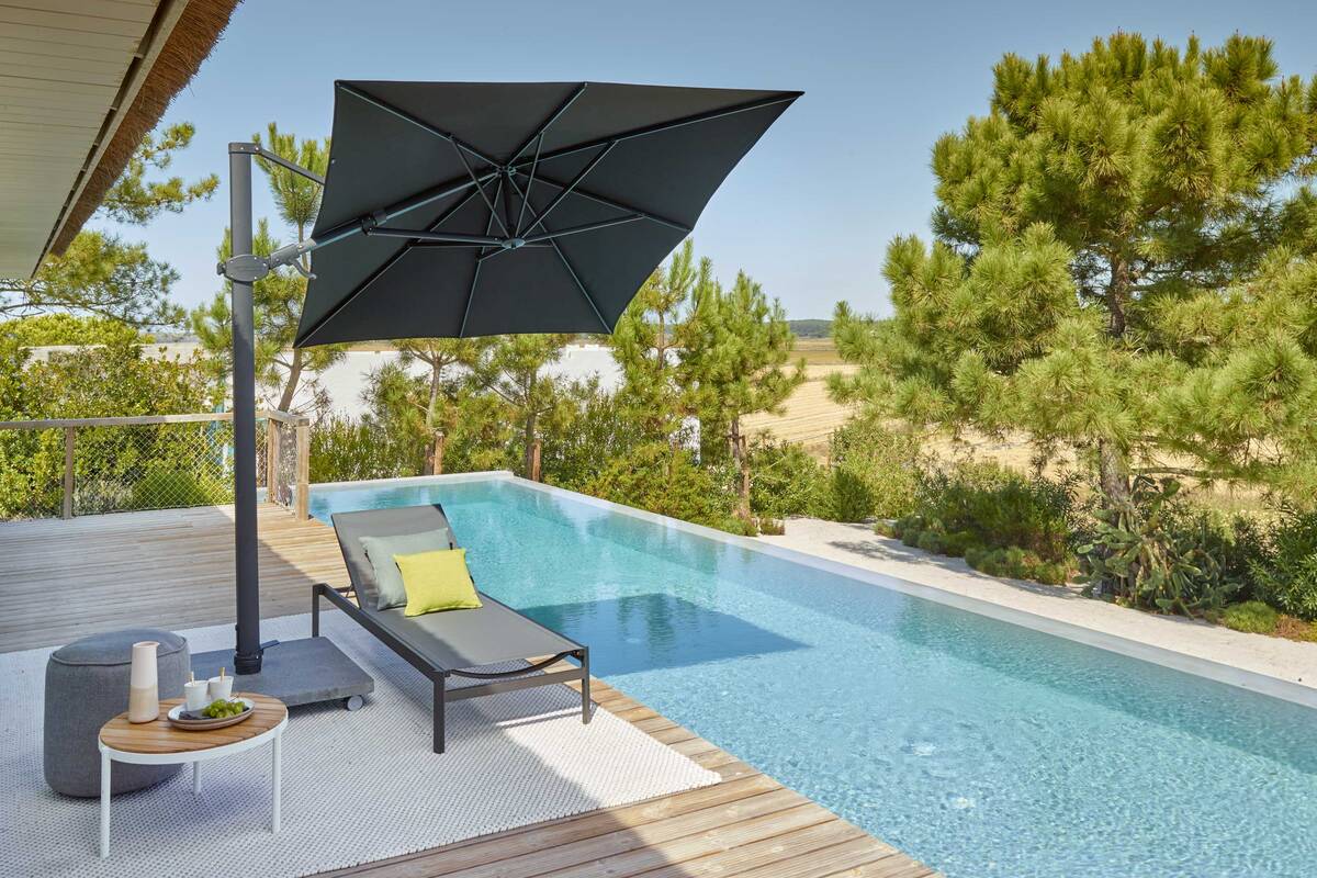 Der Sonnenschirm «Jardinico Antigua» lässt sich dank Kurbelantrieb einfach bedienen und ohne Kraftaufwand verschieben. Der Schirm lässt sich in diverse Positionen neigen. Hunn Gartenmöbel.