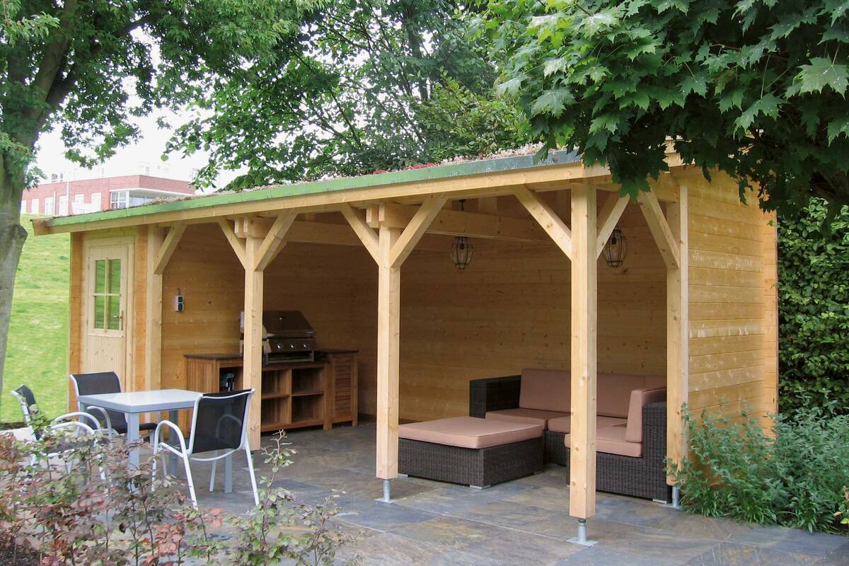Der Holzpavillon «Helena» passt mit seinen natürlichen Materialien optimal in den Garten. Das Basismodell in handwerklicher Ständerbauweise ist erweiterbar mit Seitenwand, Fenstern und Geräteraum. Tomwood AG.