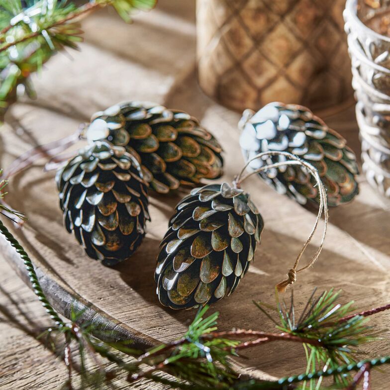Die nostalgischen Zapfen «Lonrai» kommen im 4er-Set und eignen sich sowohl für Tischschmuck als auch für den Weihnachtsbaum. www.loberon.ch