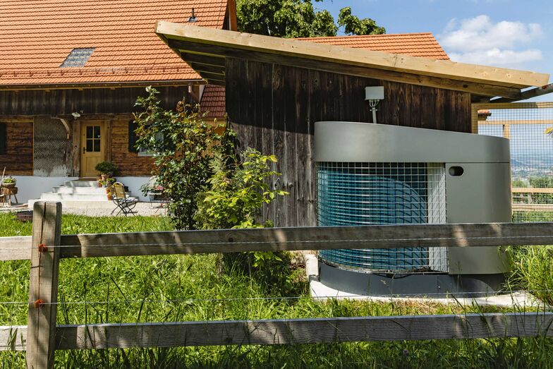 Elegant, leise und leistungsstark: Die «Elco Aerotop SG» ist in einer überarbeiteten Version erhältlich. Dank dem obenliegenden, langsam drehenden Ventilator ist die Wärmepumpe sehr leise und bewährt sich seit über zehn Jahren auch in eng bebauten Gebieten. Die neue Version drückt den Geräuschpegel weiter nach unten. Mit tiefen Schallwerten von 53–58 dB(A) und einem leisen Nachtbetrieb erlaubt die Maschine auch den Nachbarn einen ungestörten Schlaf. Mit den drei Leistungsstufen von 10, 12 oder 14 Kilowatt bringt die «Aerotop SG» genügend Power für Heizwärme und Warmwasser und erreicht Vorlauftemperaturen von bis zu 60° Celsius. Damit ist sie eine gute Wahl für die Sanierung von Einfamilienhäusern, egal ob diese über Bodenheizungen oder Radiatoren beheizt werden. «Aerotop SG» wurde mit dem Red Dot- sowie dem iF Design-Award 2022 prämiert. Elcotherm AG, www.elco.ch
Foto: Stefano Schroeter