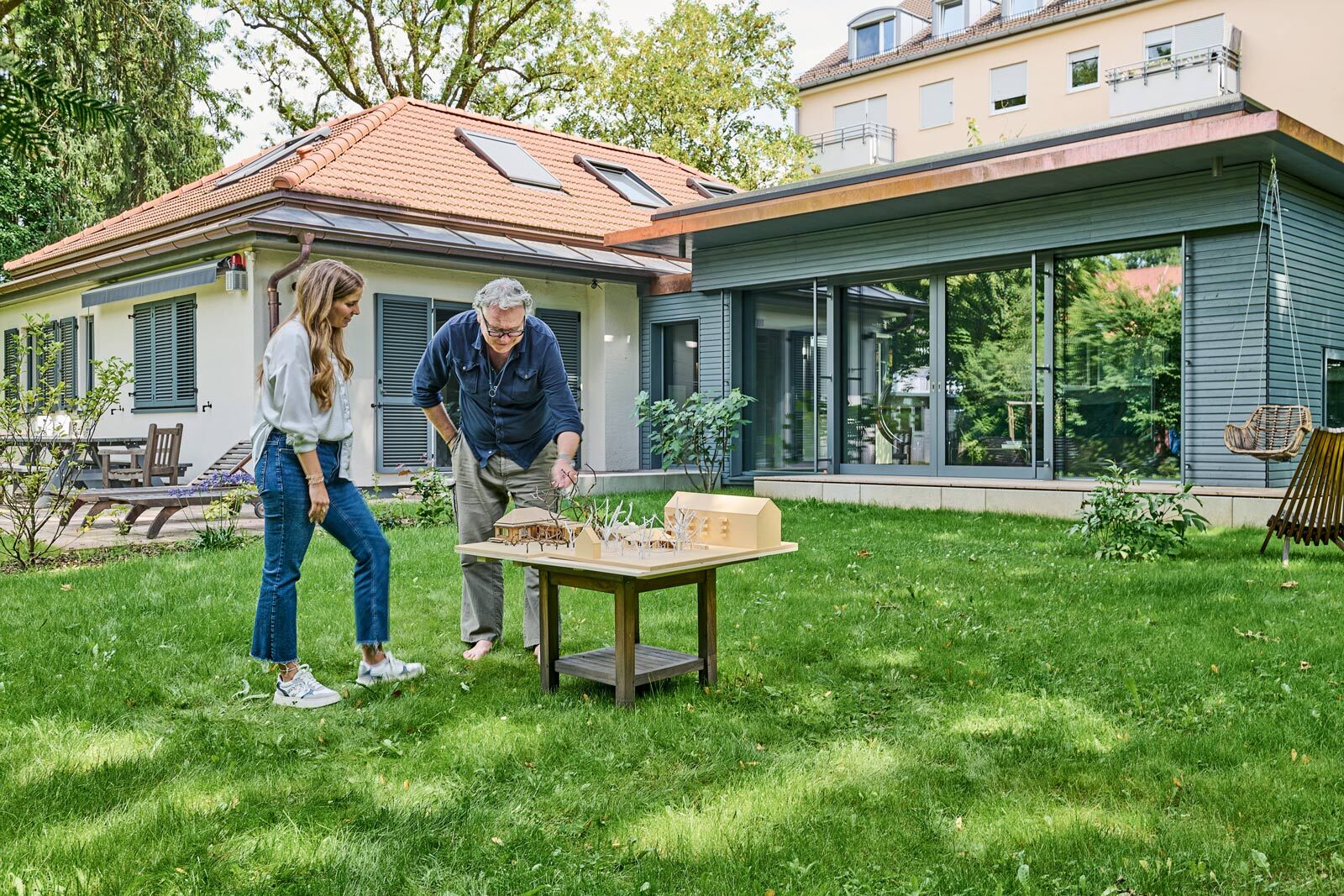 Eine grüne Holzfassade prägt das Erscheinungsbild des Anbaus. Das Modell des Hauses, mit dem der Architekt überzeugte, steht heute im Regal im Arbeitszimmer.