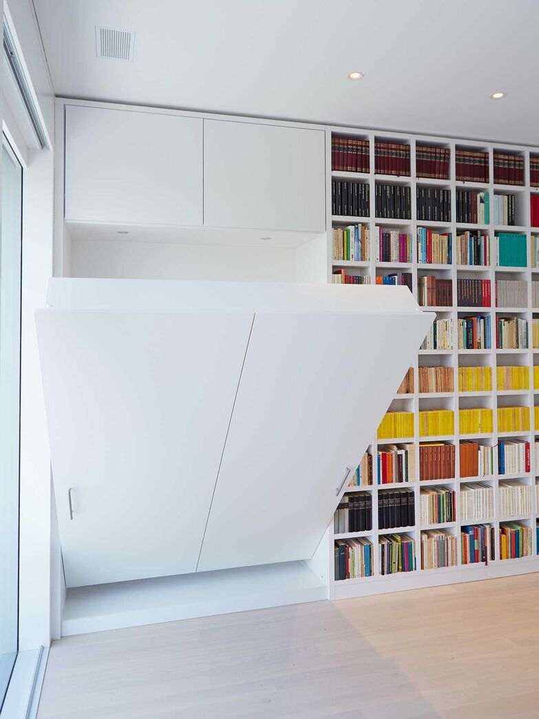 Vom Bett zum Schrank: Perfekt, wenn man kein Gästezimmer hat und trotzdem für spontane Übernachtungsgäste vorbereitet sein will, ist das Klapp-Bett. Alpnach Schränke bietet eine moderne individualisierbare Variante des Klassikers an. Ob Einzel- oder Doppelbett, hoch oder seitlich klappbar – die Schrankbetten sind durch das Zugfedersystem einfach zu bedienen und haben eine integrierte Sicherung, um unbeabsichtigtes Herunterklappen zu verhindern. Praktisch und diskret nimmt das Klappbett nur dann Raum ein, wenn es tatsächlich benutzt wird. 
www.alpnachnorm.ch