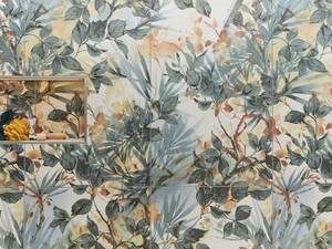 Die floral gemusterten Wandbeläge in Aquarelltönen sind der Hingucker im Bad. Sie erzeugen ein Duscherlebnis, das fast so erholsam ist wie ein Tag Ferien. Sabag Biel/Bienne. Foto: Studiojeker Gmbh