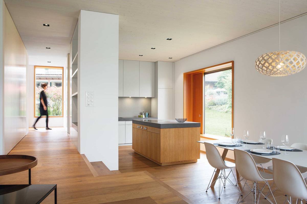 Wer über eine stolze Raumhöhe von drei Metern verfügt, wie hier im Bild, findet bei Elbau elegante Lösungen, die die Raumhöhe voll ausnutzen, ohne wuchtig zu wirken. Der zentral platzierte Korpus mit Kochzone ist aus Eiche gefertigt. Elbau.