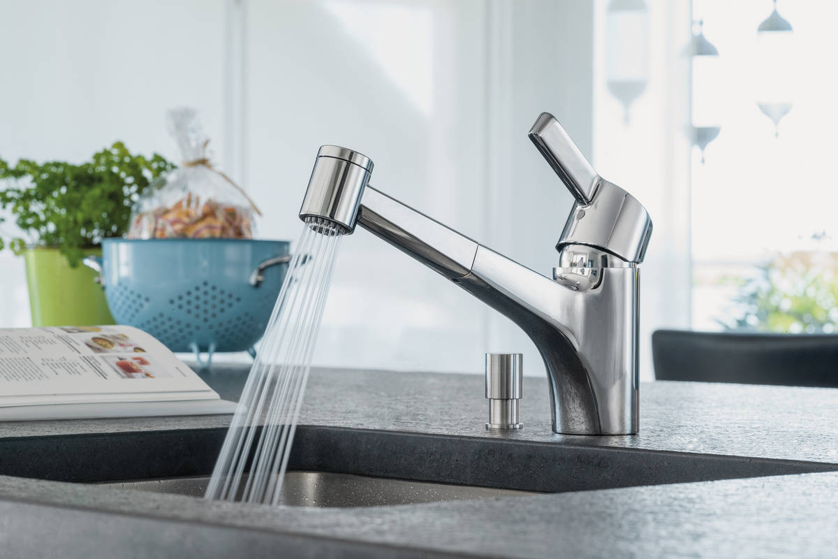 Schlankes, zeitloses Design trifft auf Funktionalität: Die Brausefunktion des «SK Citypro» kann durch leichtes Drehen des Knopfes deaktiviert werden, ohne den Wasserfluss zu unterbrechen. Laufen.